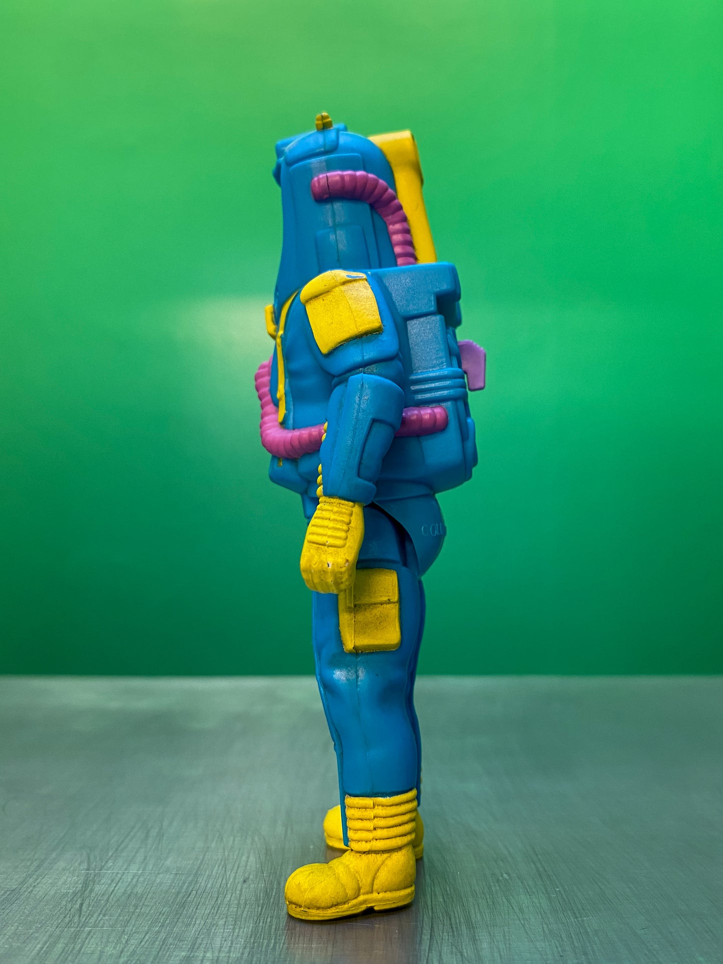 リアルゴーストバスターズのレイのフィギュアを左から撮影したもの