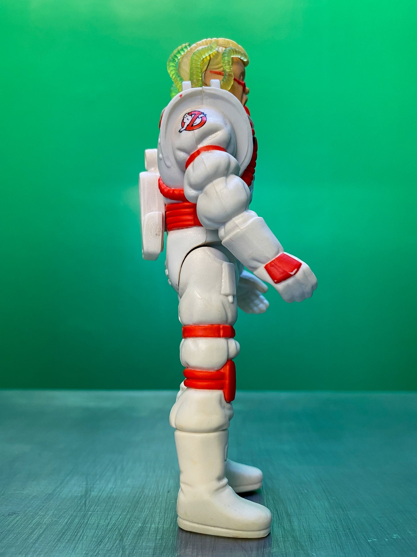 リアルゴーストバスターズのegonのフィギュアを左から撮影したもの