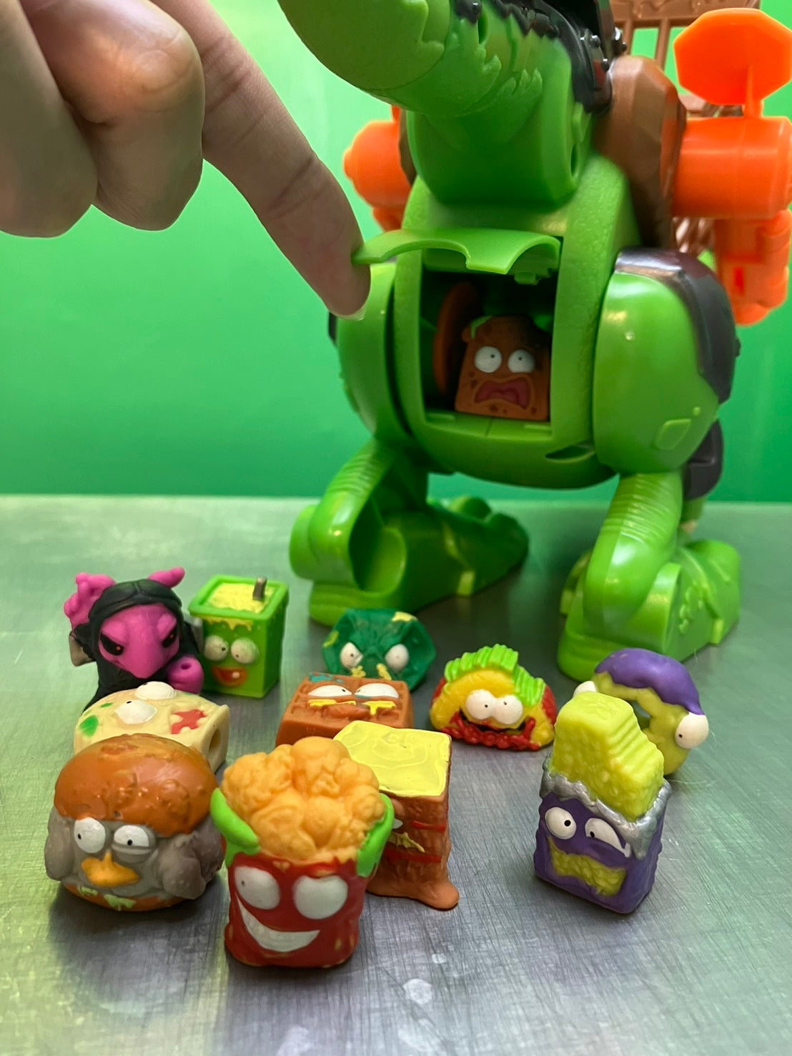 The Grossery Gang・Time Wars Chomp 'n' Chew・Trash-O-Saur / グロッサリーギャング・アクションフィギュア