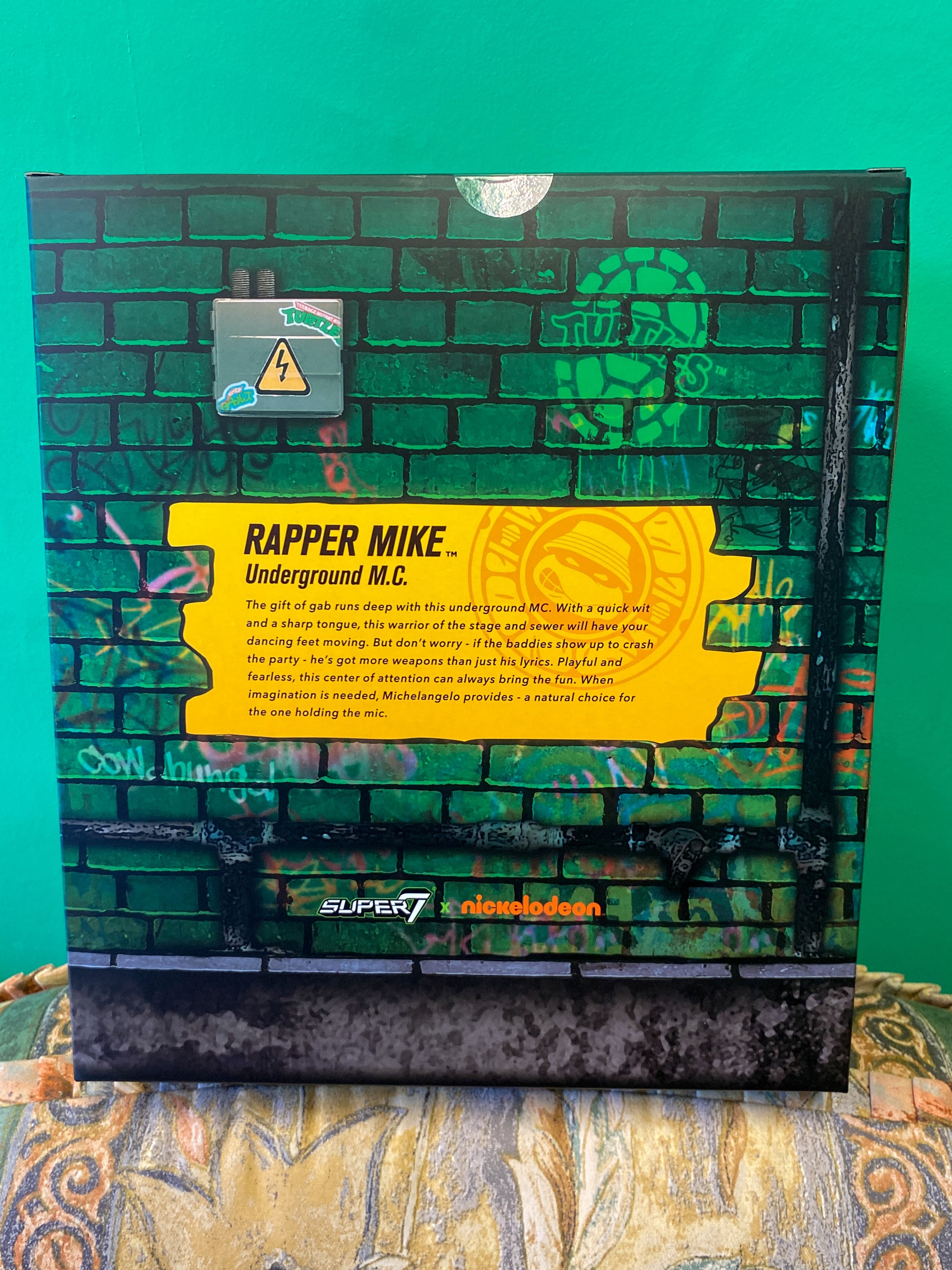 Super7製のTMNT（タートルズ）のRapper Mike（ラッパー・マイク / ミケランジェロ）のフィギュア外箱を後ろから撮影したもの