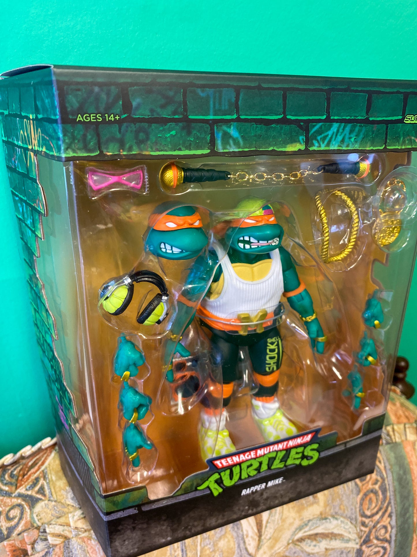 Super7製のTMNT（タートルズ）のRapper Mike（ラッパー・マイク / ミケランジェロ）のフィギュアを斜め左上から撮影したもの
