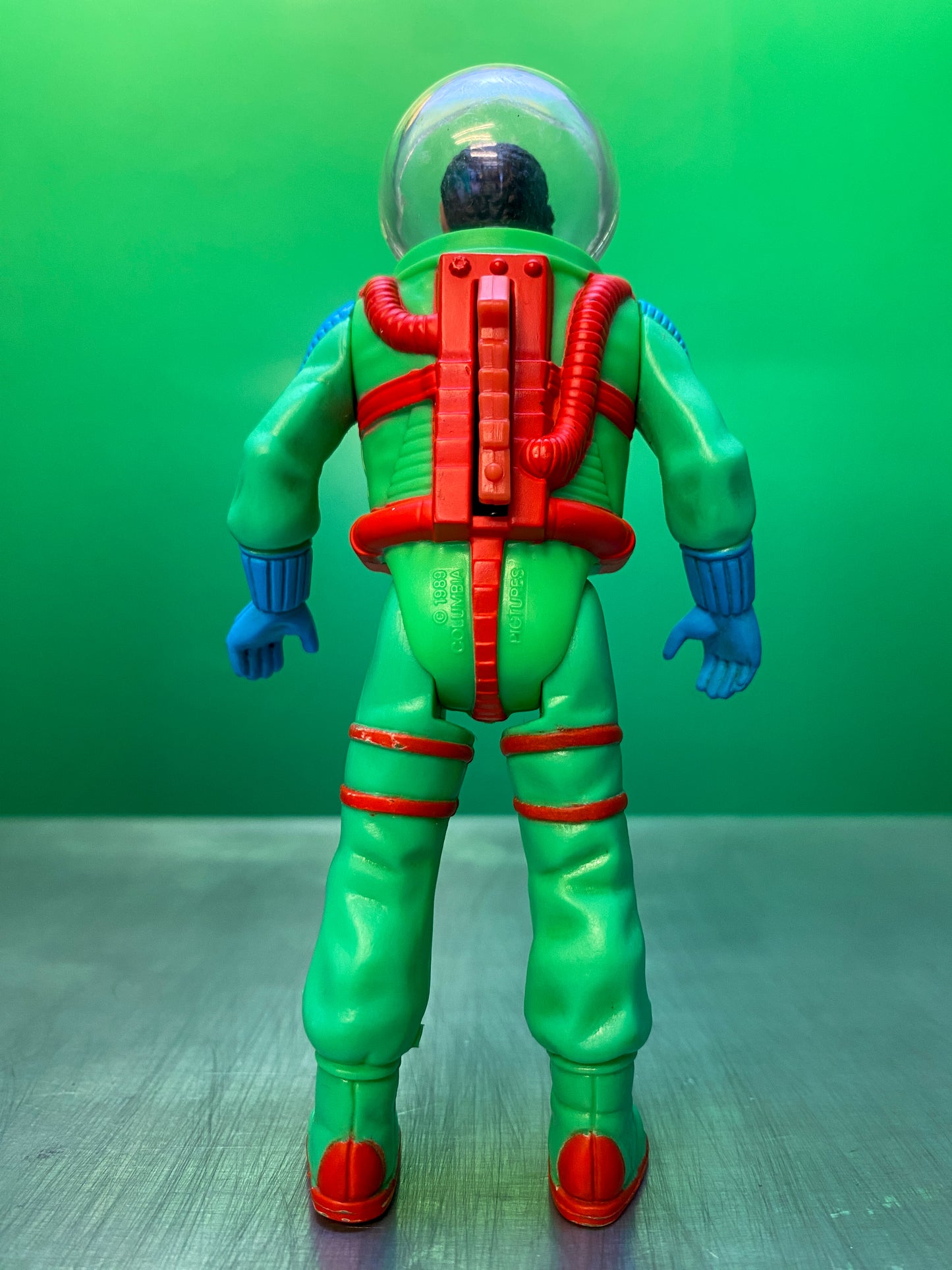 リアルゴーストバスターズのウィンストンのフィギュアを後ろから撮影したもの