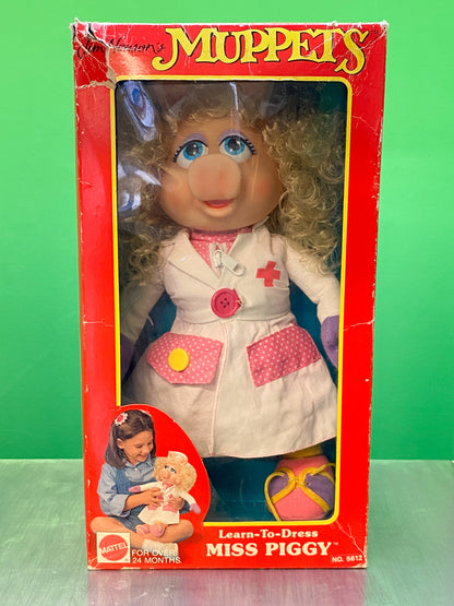 The Muppets(マペッツ)のMiss Piggy（ミス・ピギー）人形を後ろから撮影したもの