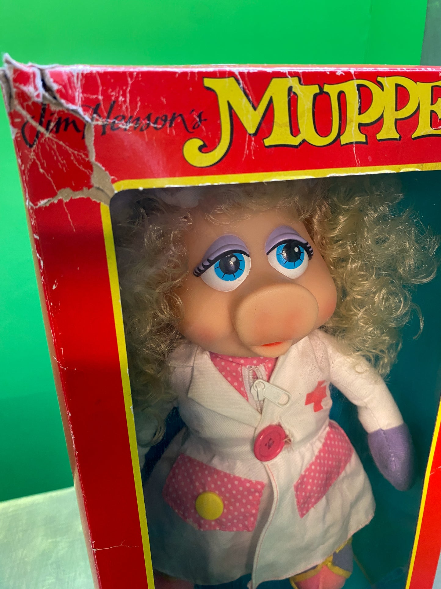 The Muppets(マペッツ)のMiss Piggy（ミス・ピギー）人形を斜め左上から撮影したもの