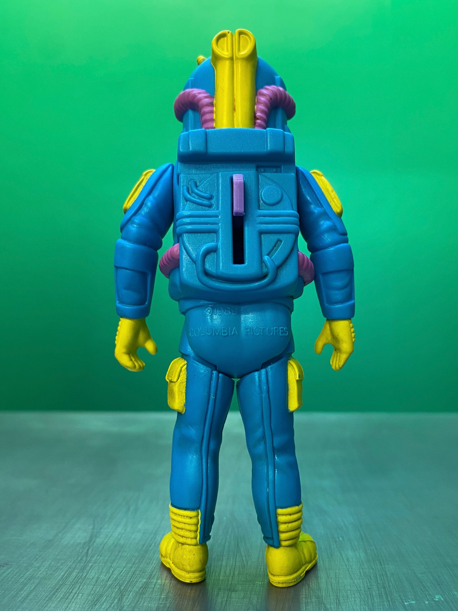 リアルゴーストバスターズのレイのフィギュアを後ろから撮影したもの
