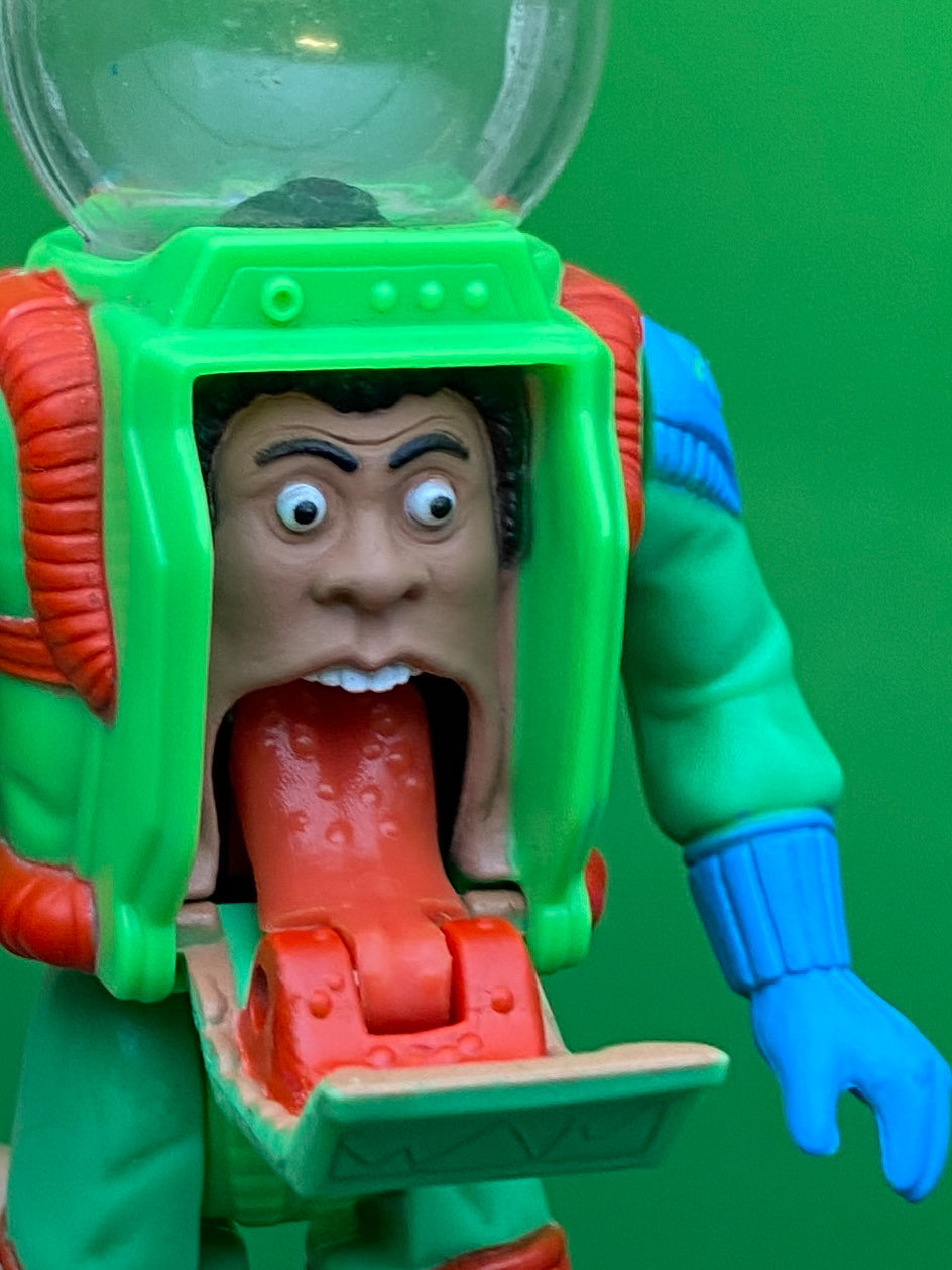 リアルゴーストバスターズのウィンストンのフィギュアを後ろから撮影したもの。胴体から顔が飛び出している