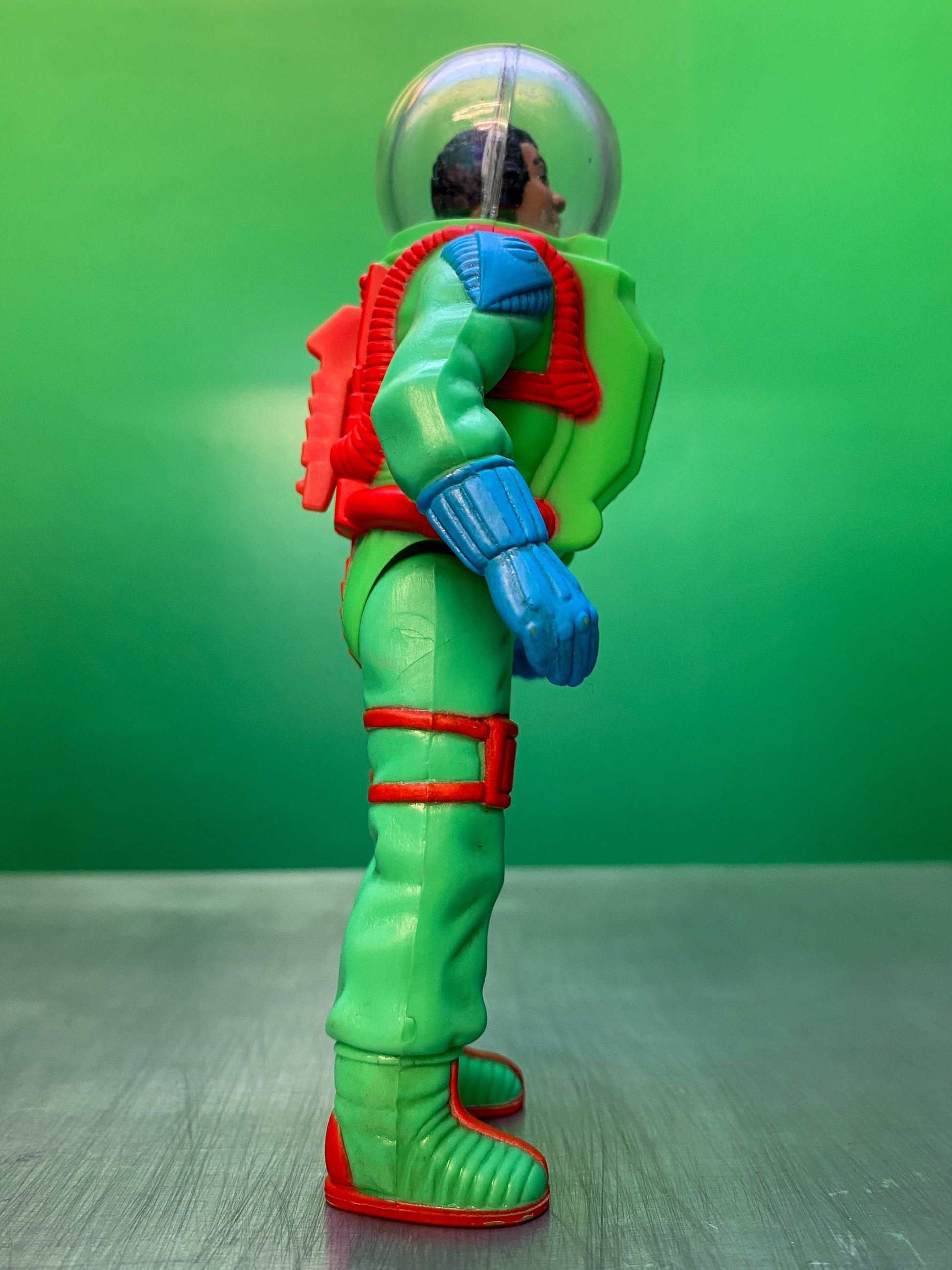 リアルゴーストバスターズのウィンストンのフィギュアを左から撮影したもの