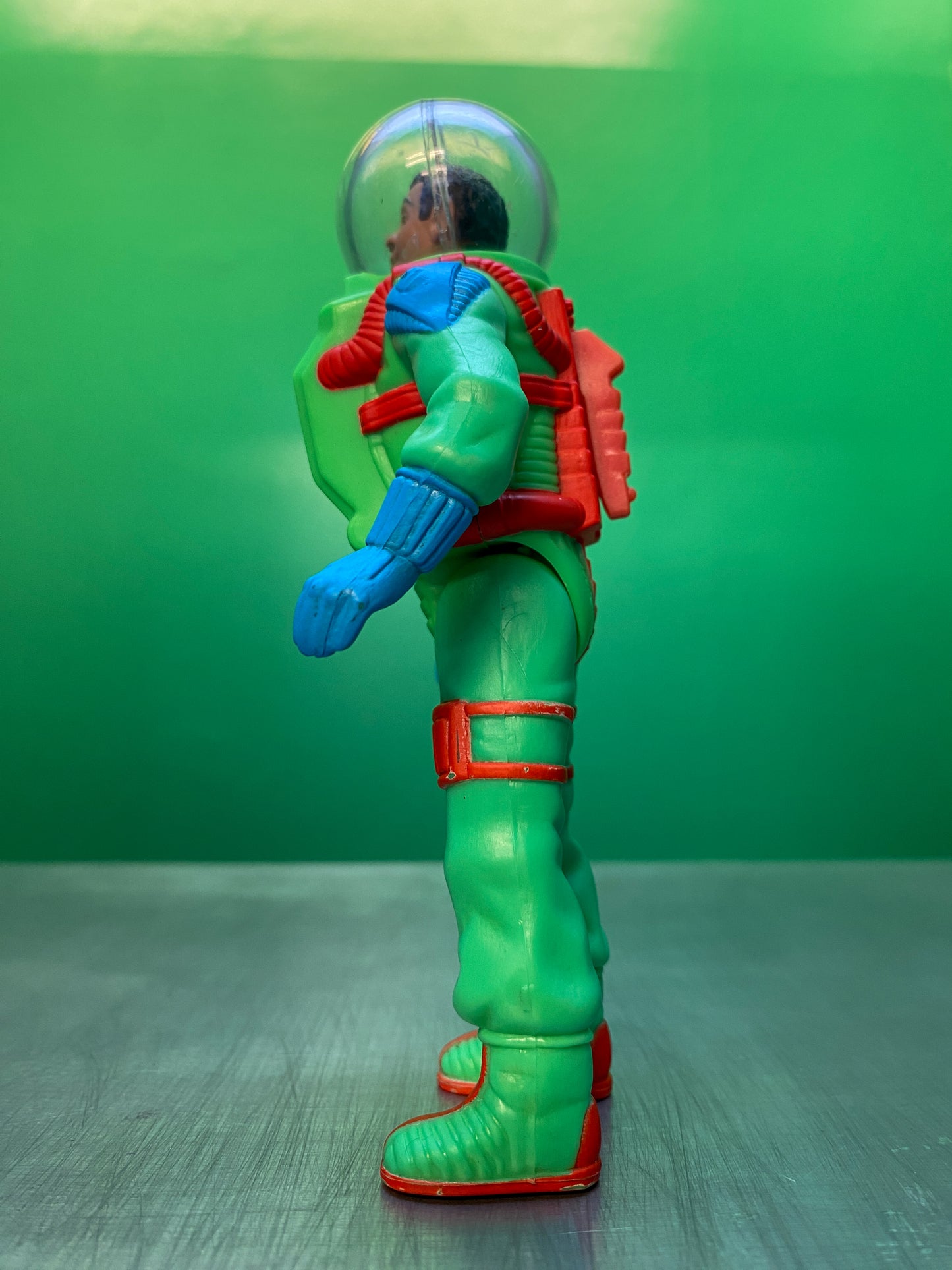 リアルゴーストバスターズのウィンストンのフィギュアを右から撮影したもの