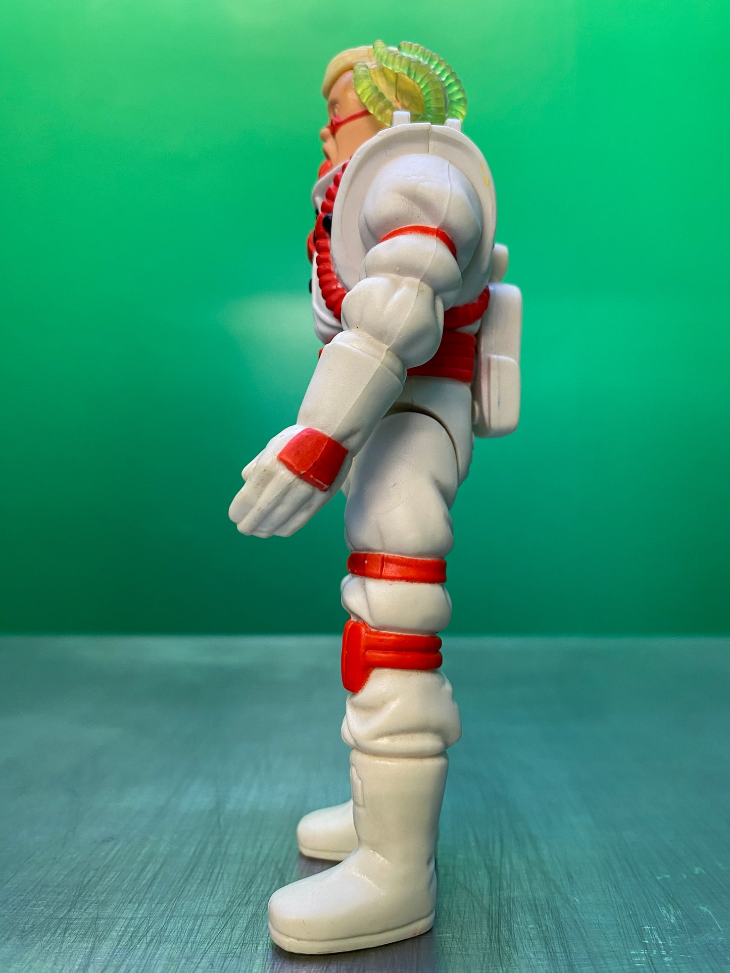 リアルゴーストバスターズのegonのフィギュアを右から撮影したもの