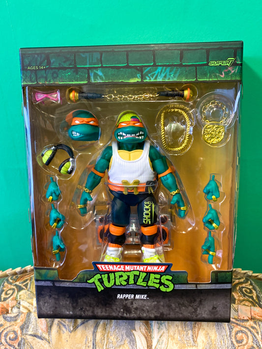Super7製のTMNT（タートルズ）のRapper Mike（ラッパー・マイク / ミケランジェロ）のフィギュアを正面から撮影したもの